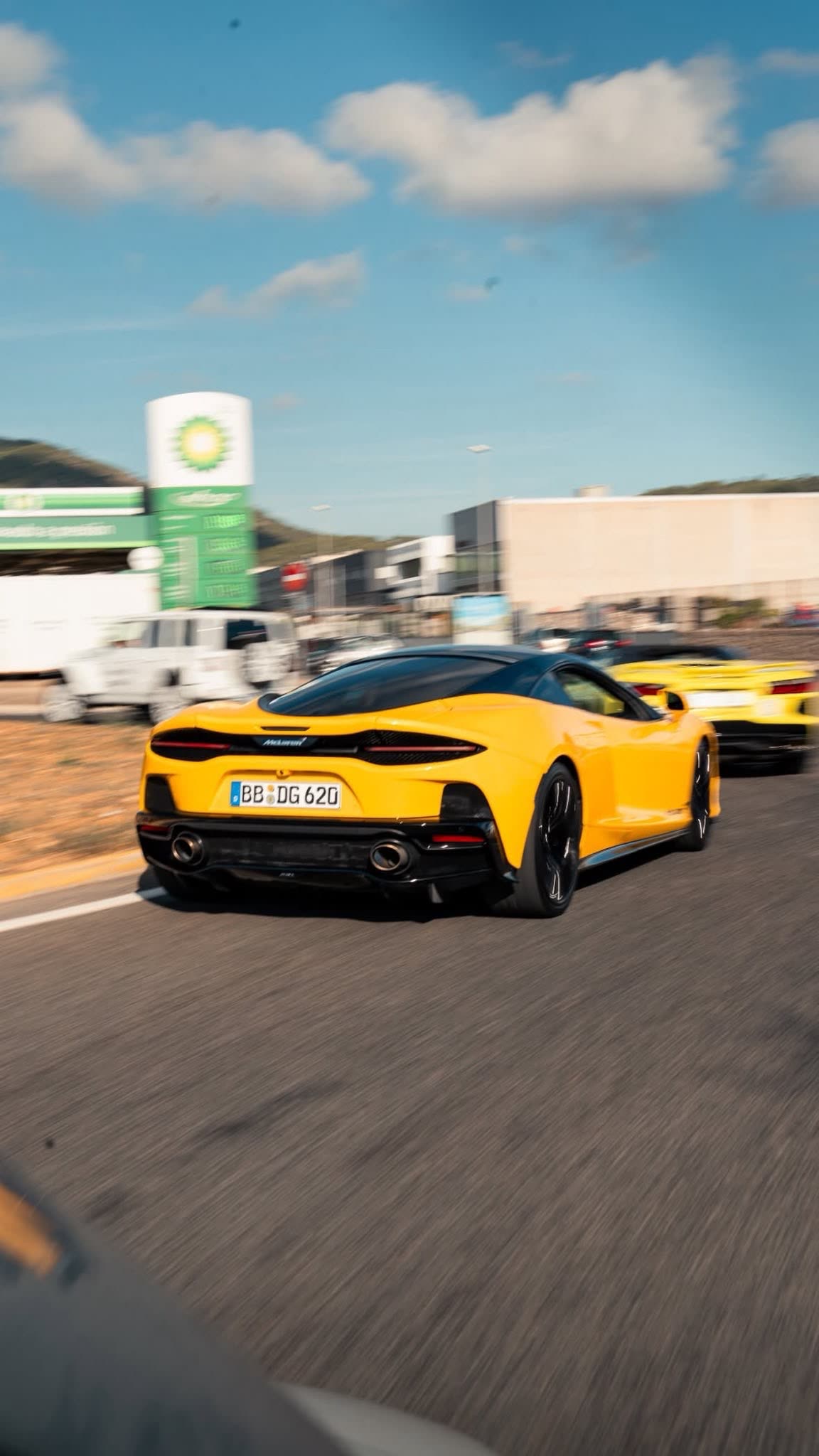 McLaren GT in Fahrt, Bewegungsunschärfe auf der Landstraße